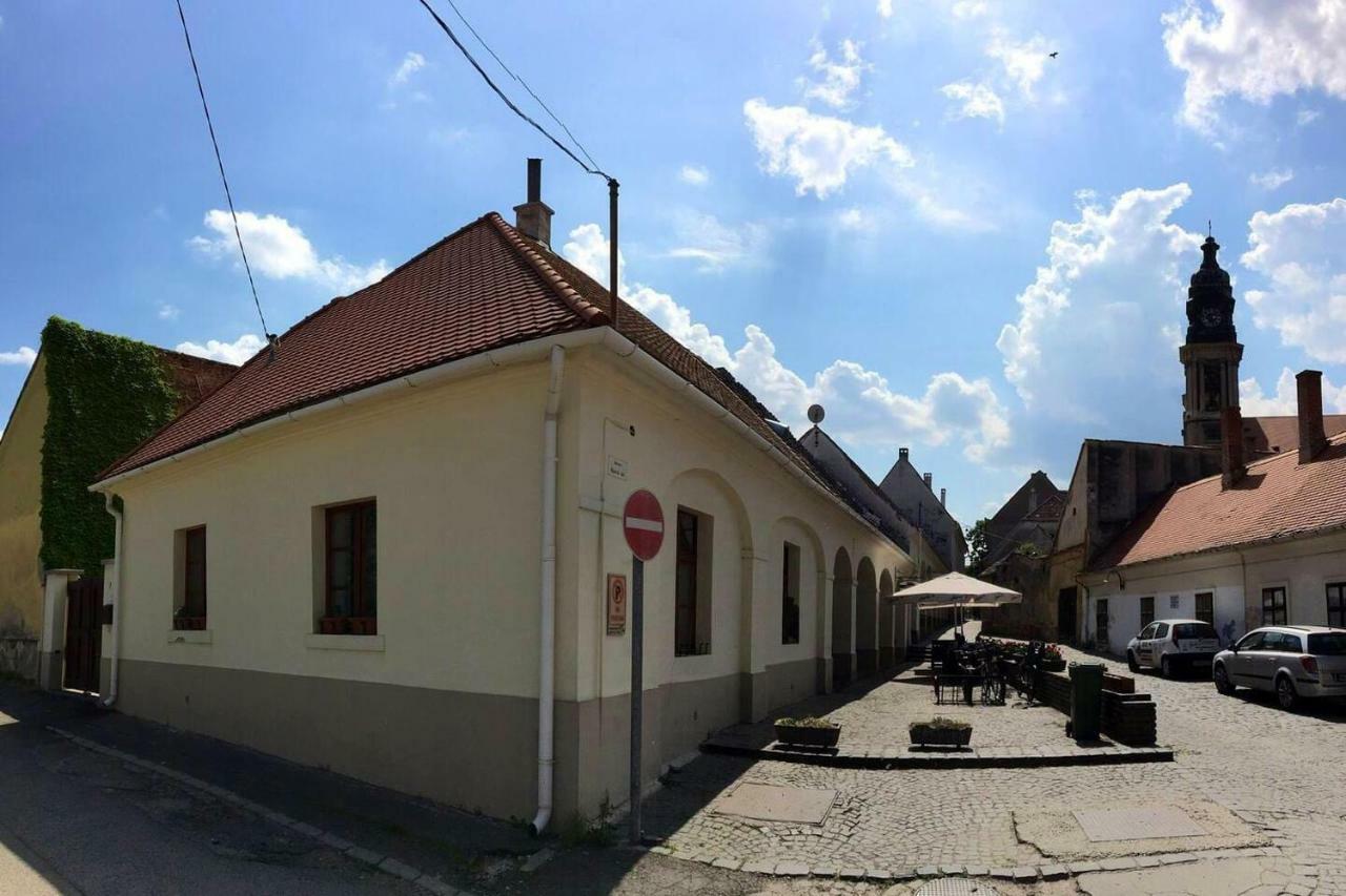 Ház saját udvarral a történelmi belvárosban Pápa Exterior foto